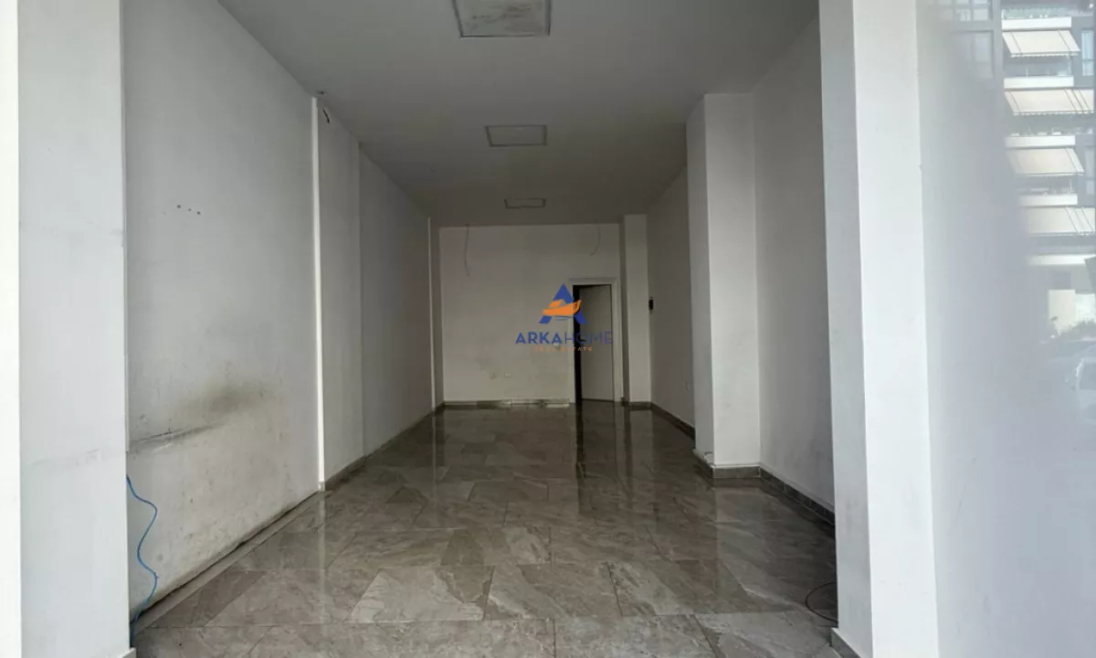 JEPET ME QERA AMBJENT 46.5M2 "KOMPLEKSI KONTAKT, 21 DHJETORI " 500 EURO