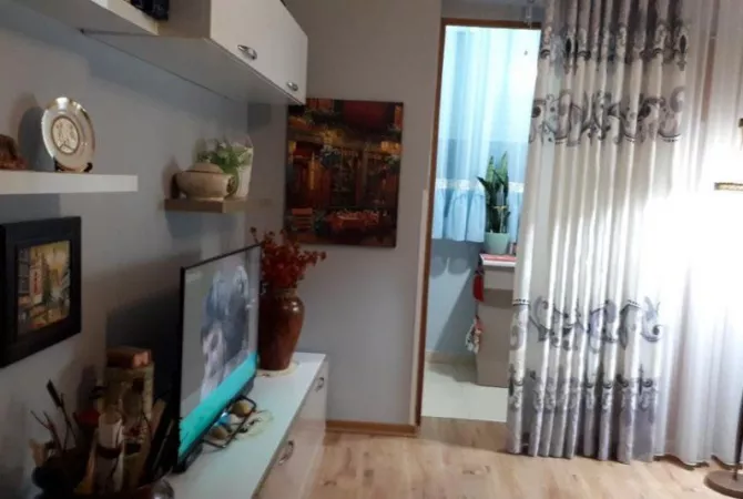 JEPET APARTAMENT ME QERA 2+1 "RRUGA KOSOVARVE" 600 EURO I DISKUTUESHEM