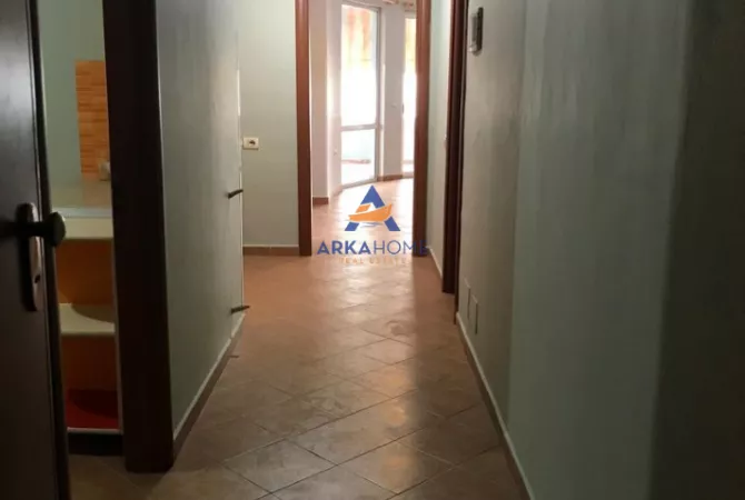 Shtepi ne shitje Apartament ne Tirane, 4+1, Mobilimi Bosh, pa mobiluar, Pagesa 170,000  Euro.