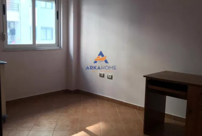 Shtepi ne shitje Apartament ne Tirane, 4+1, Mobilimi Bosh, pa mobiluar, Pagesa 170,000  Euro.