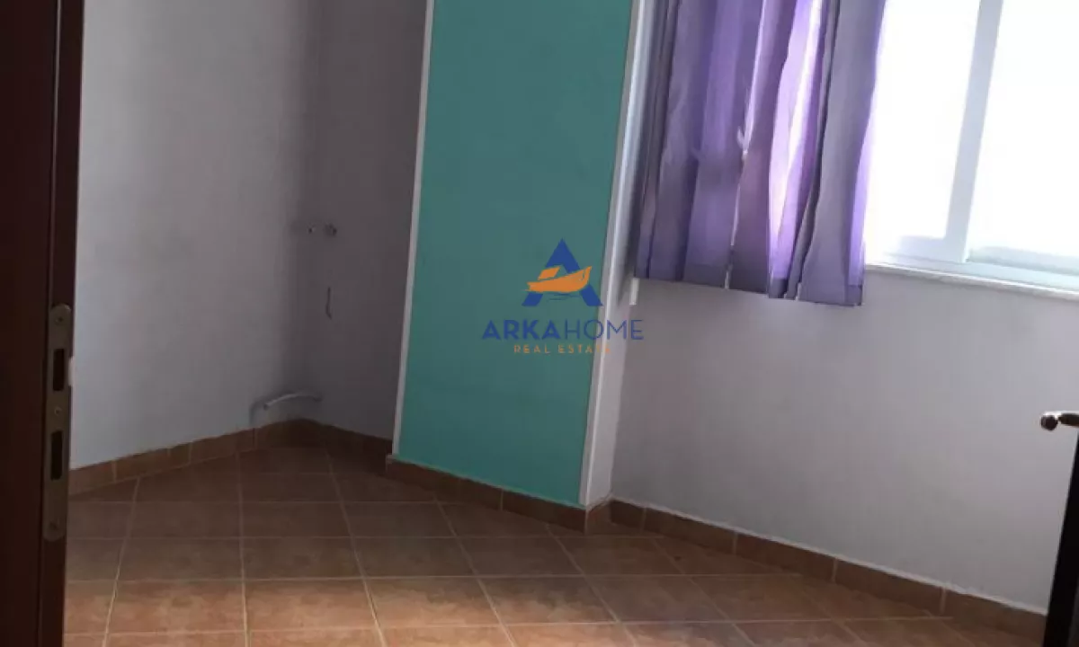 Shtepi ne shitje Apartament ne Tirane, 4+1, Mobilimi Bosh, pa mobiluar, Pagesa 170,000  Euro.