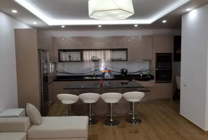 Appartamento in vendita a Tirana 2+1, Arredato