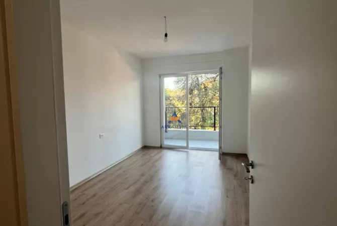 JEPET ZYRE ME QERA 135M2 "KOMBINAT" 600 EURO.