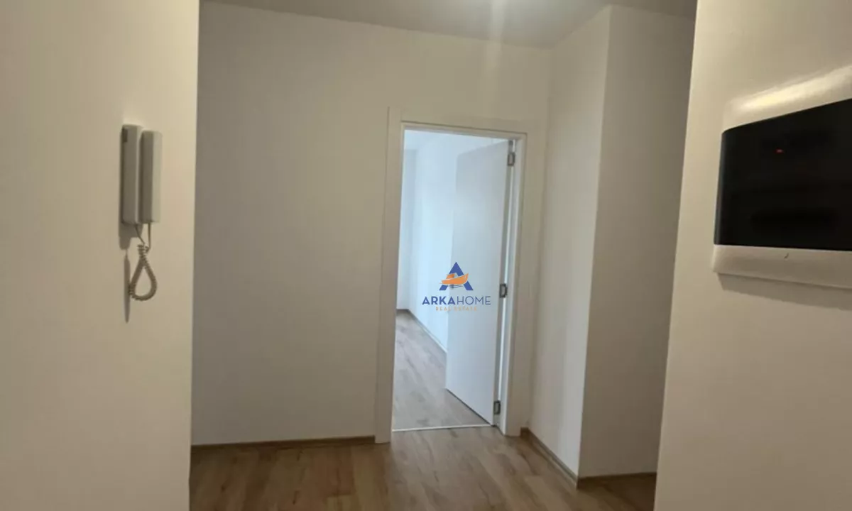 JEPET ZYRE ME QERA 135M2 "KOMBINAT" 600 EURO.