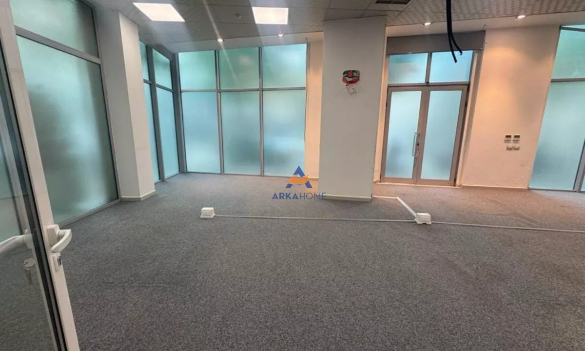 JEPET ME QERA AMBJENT 204.45M2 "RRUGA SIRI KODRA" 3000 EURO.