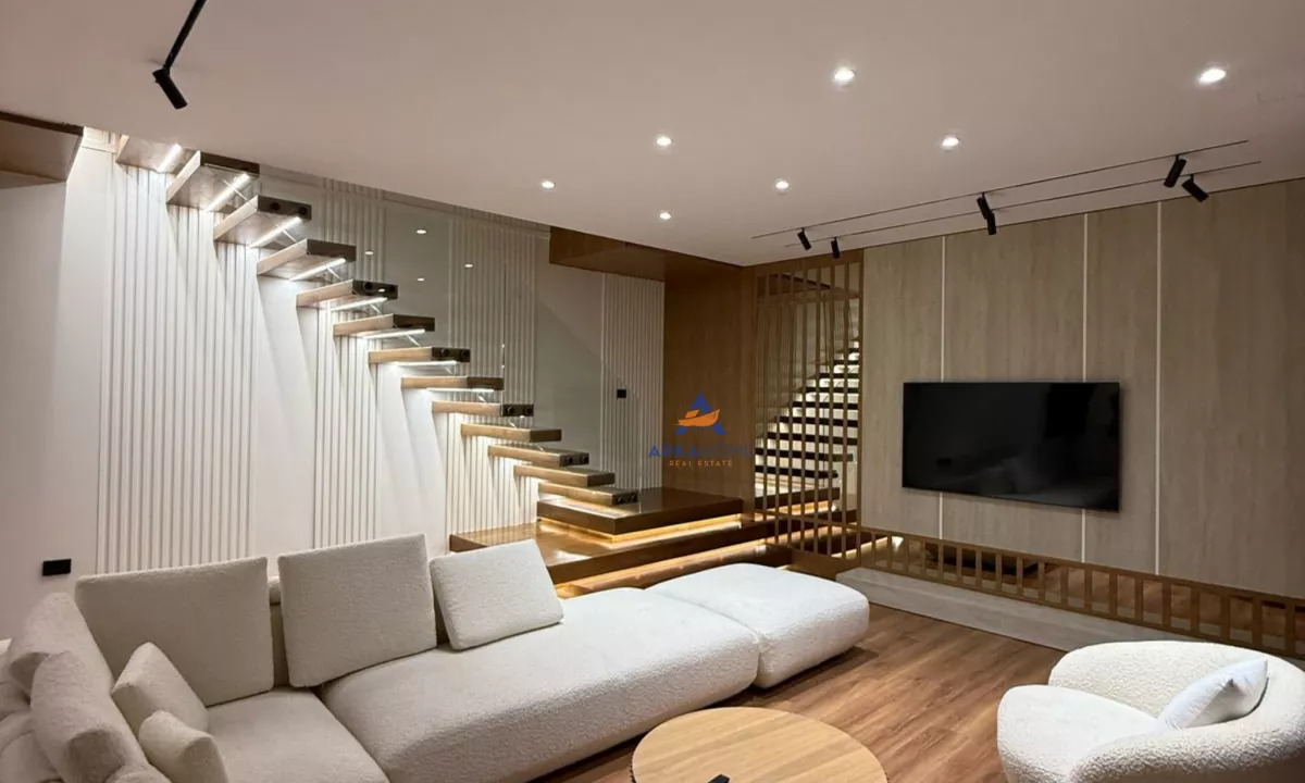 Shtepi ne shitje Vila Luksoze ne Vlore, 3+1, Mobilimi E mobiluar, Pagesa 1,100,000  Euro.