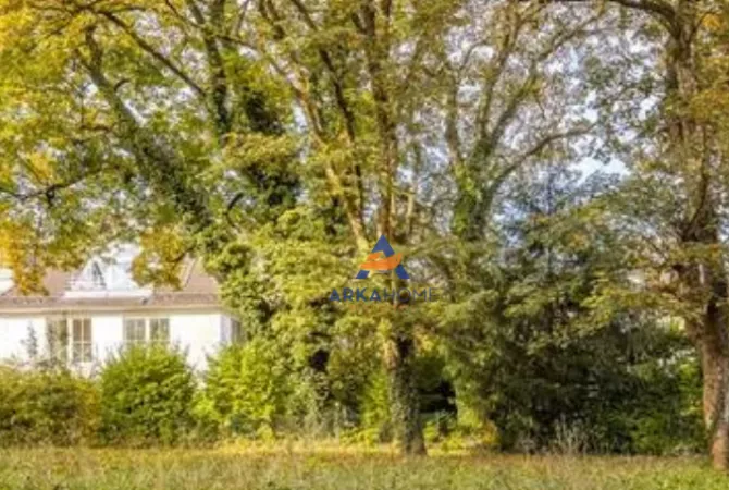 Truall ose Toke ne Tirane - 102,375 Euro