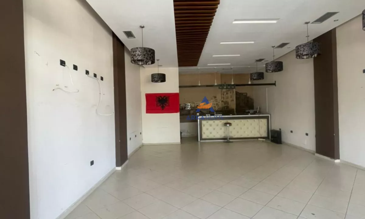 JEPET DYQAN ME QERA 70M2 "PRANE RRUGES MISTO MAME,YZBERISHT" 50.000 LEKE