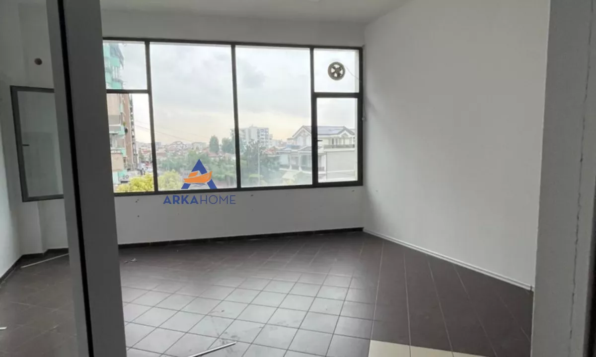 JEPET ZYRE ME QERA 300M2 "KOMUNA E PARISIT" 2400 EURO