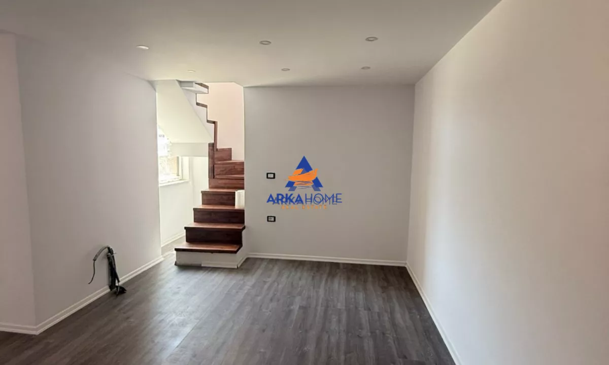 Duplex (casa a 2 piani) in vendita a Tirana 2+1, Vuoto