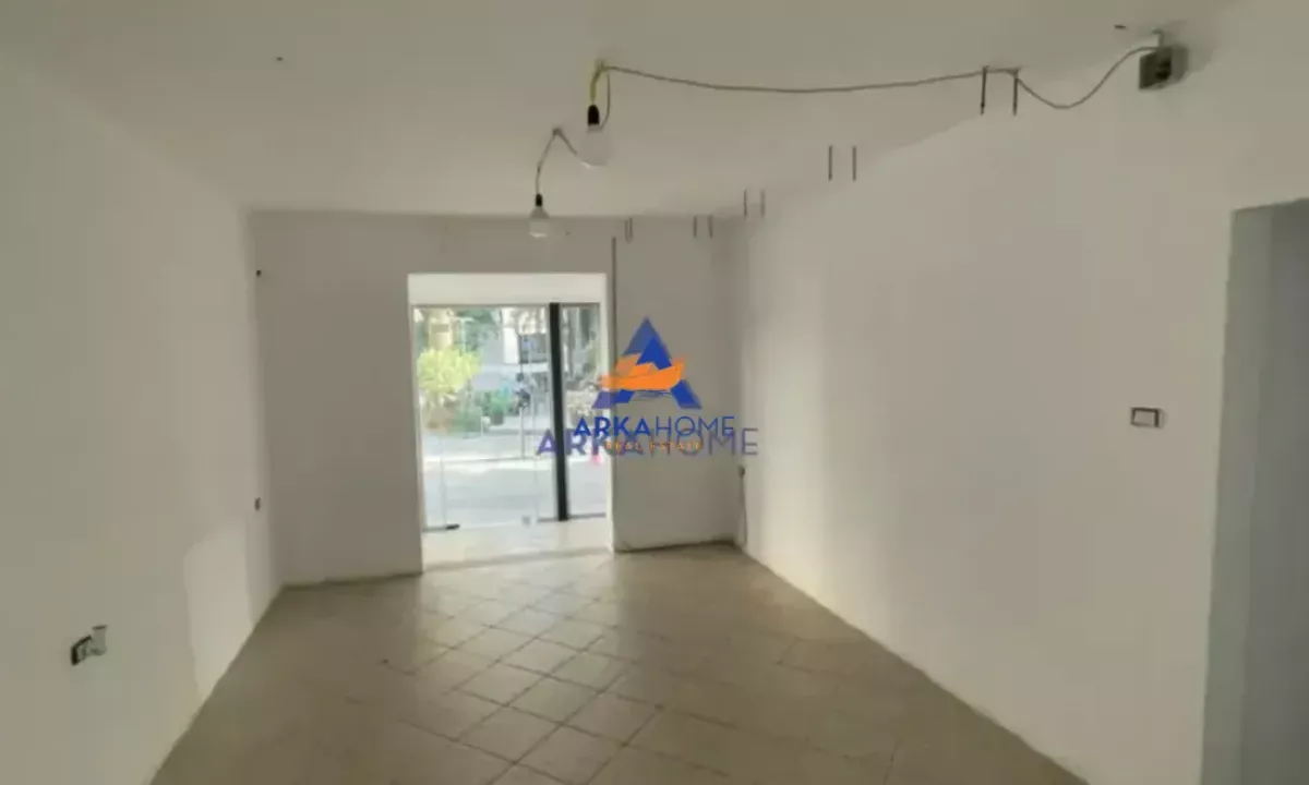 JEPET ME QERA AMBIENT BIZNESI BUZE RRUGES "TEK PALLATI ME SHIGJETA" 1500 EURO.