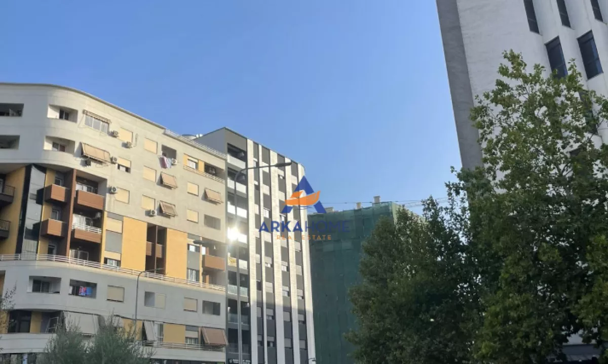 JEPET DYQAN ME QERA BUZE RRUGE "UNAZA E RE" 1500 EURO.