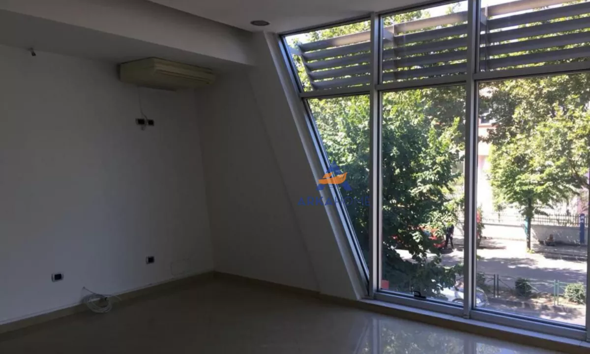 JEPET DYQAN ME QERA 40M2 "PRANE KRYQEZIMIT NE VASIL SHANTO" 713 EURO.