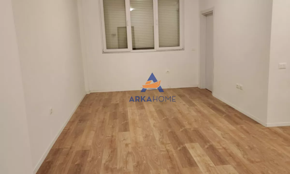 JEPET AMBIENT BIZNESI ME QERA 62M2 "RRUGA HEKALI,SHKOLLA E KUQE" 600 EURO.