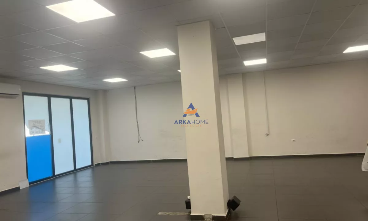 JEPET AMBJENT ME QERA 200 M2 TE "KOPSHTI ZOOLOGJIK" 2000 EURO