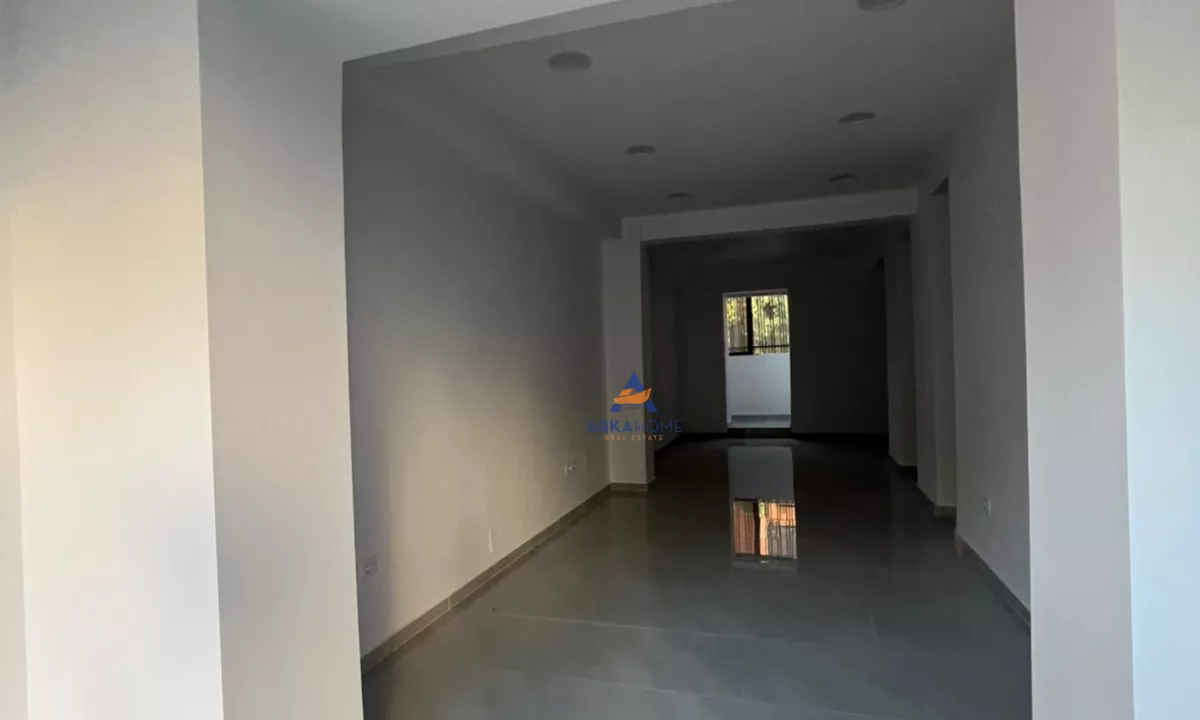 JEPET ME QERA AMBIENT BIZNESI 65M2 VIJA E PARE "21 DHJETORI" 1700 EURO