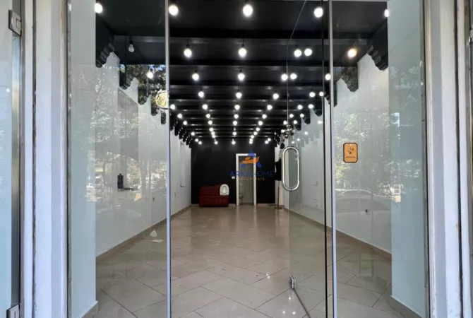 JEPET DYQAN ME QERA 45M2 "TE BRRYLI, BULEVARDI BAJRAM CURRI" 85000 LEKE