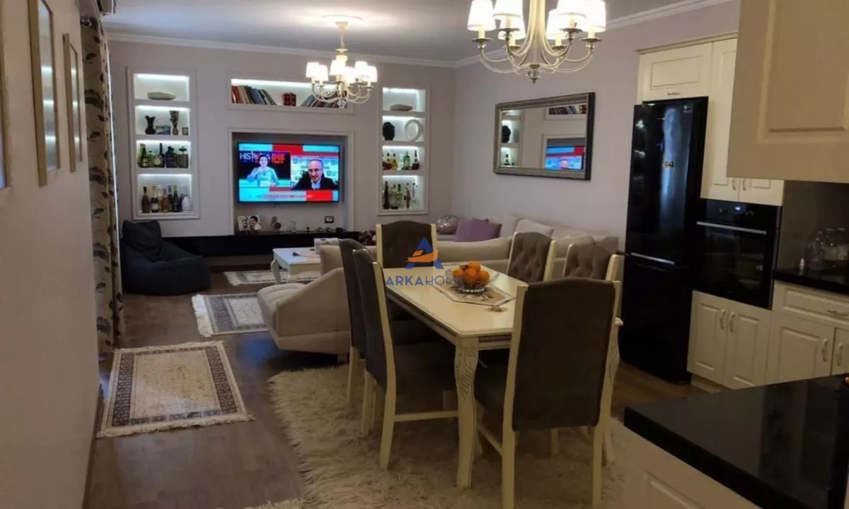 Appartamento in vendita a Tirana 2+1, Arredato