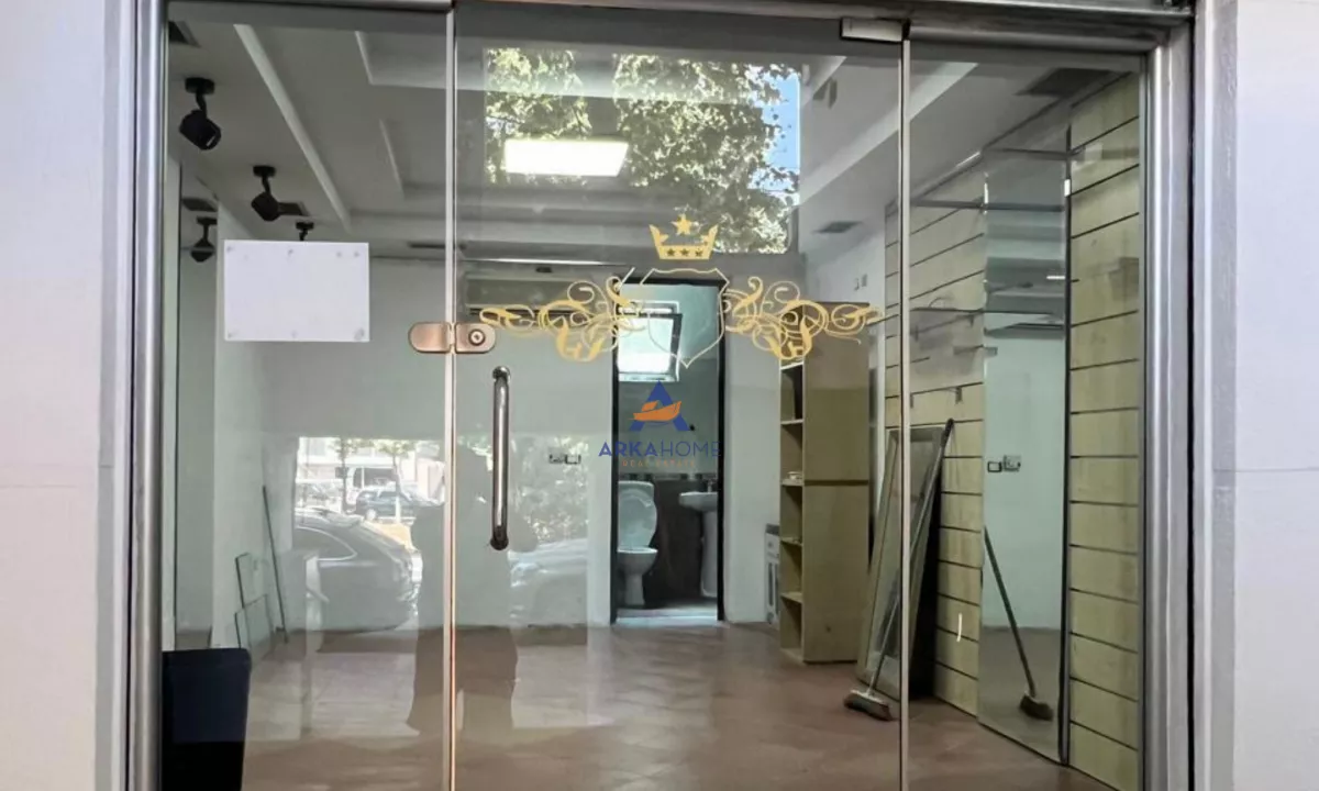 JEPET DYQAN ME QERA 25M2 "TE BRRYLI, BULEVARDI BAJRAM CURRI" 45000 LEKE