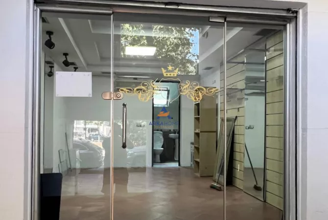 JEPET DYQAN ME QERA 25M2 "TE BRRYLI, BULEVARDI BAJRAM CURRI" 45000 LEKE