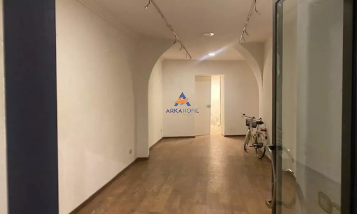 JEPET DYQAN ME QERA 30M2 "KOMUNA E PARISIT" 40000 LEKE.