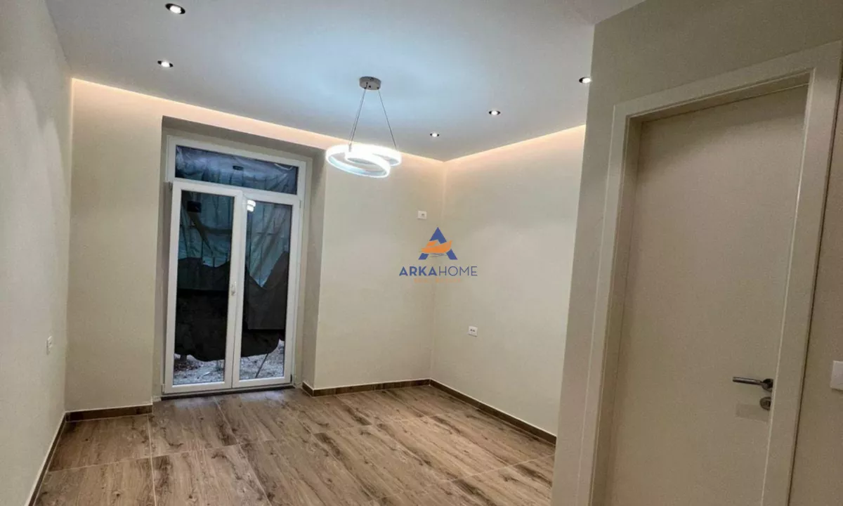 JEPET ZYRE ME QERA 30M2 "MYSLYM SHYRI" 650 EURO.