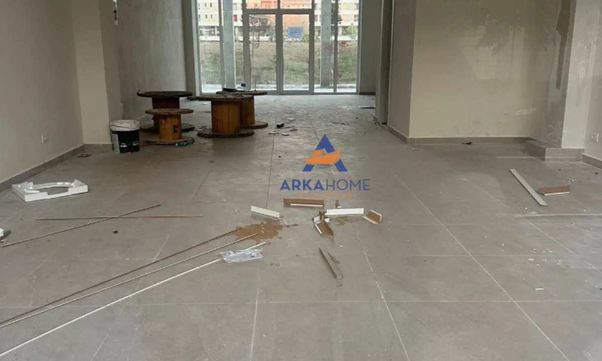 JEPET AMBJENT BIZNESI ME QERA 92M2 "PRANE KOMPLEKSIT UNIVERS CITY" 1700 EURO+ (2 POSTE PARKIMI ).