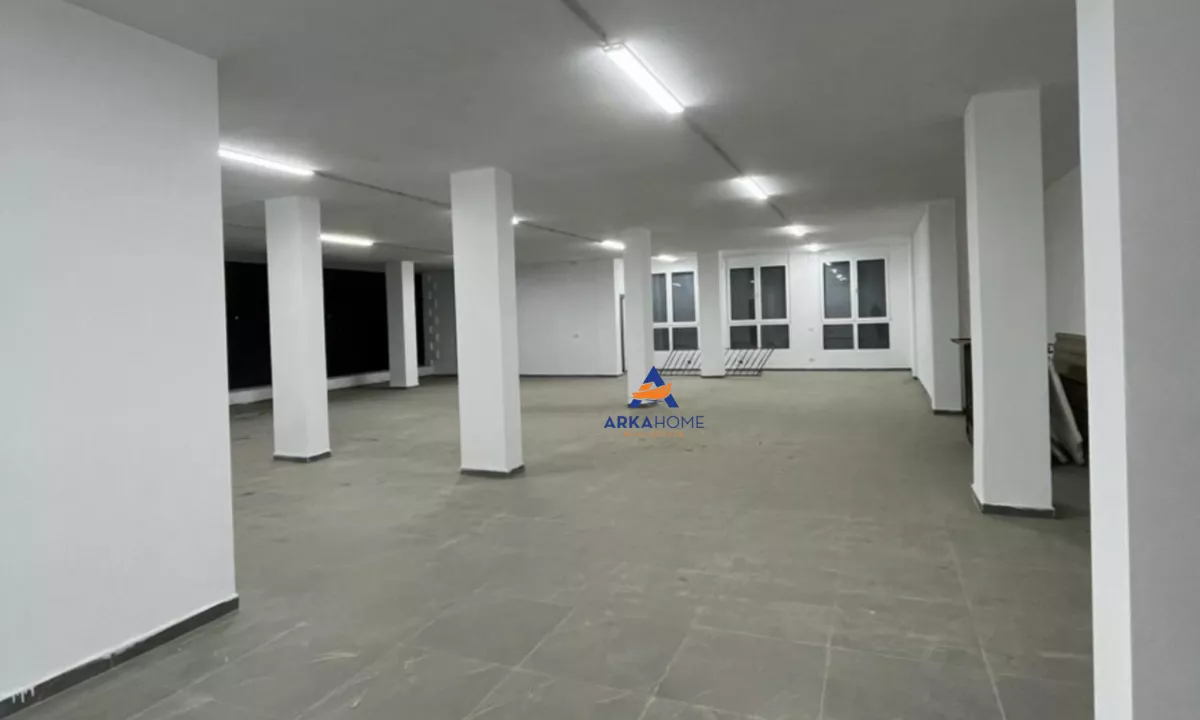 JEPET AMBJENT BIZNESI ME QERA 230M2 "NE PASKUQAN" 800 EURO.