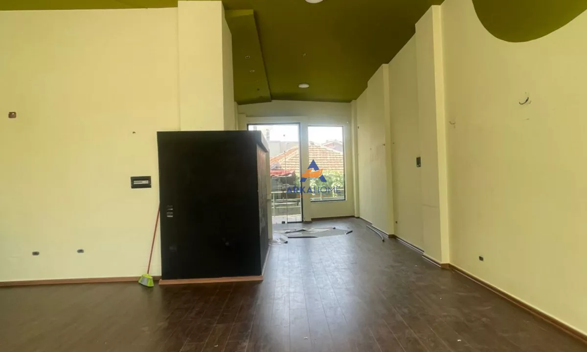 JEPET AMBJENT BIZNESI ME QERA 75M2 "UNIVERSITETIT METROPOLITAN, QYTET STUDENTI" 700 EURO.