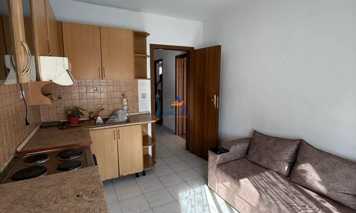 Shtepi me qera Apartament ne Tirane, 2+1, Mobilimi Pjeserisht e mobiluar, Pagesa 450  Euro.