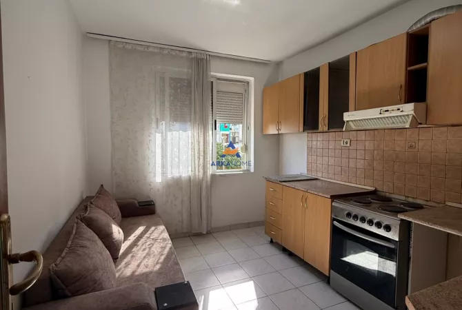 Shtepi me qera Apartament ne Tirane, 2+1, Mobilimi Pjeserisht e mobiluar, Pagesa 450  Euro.