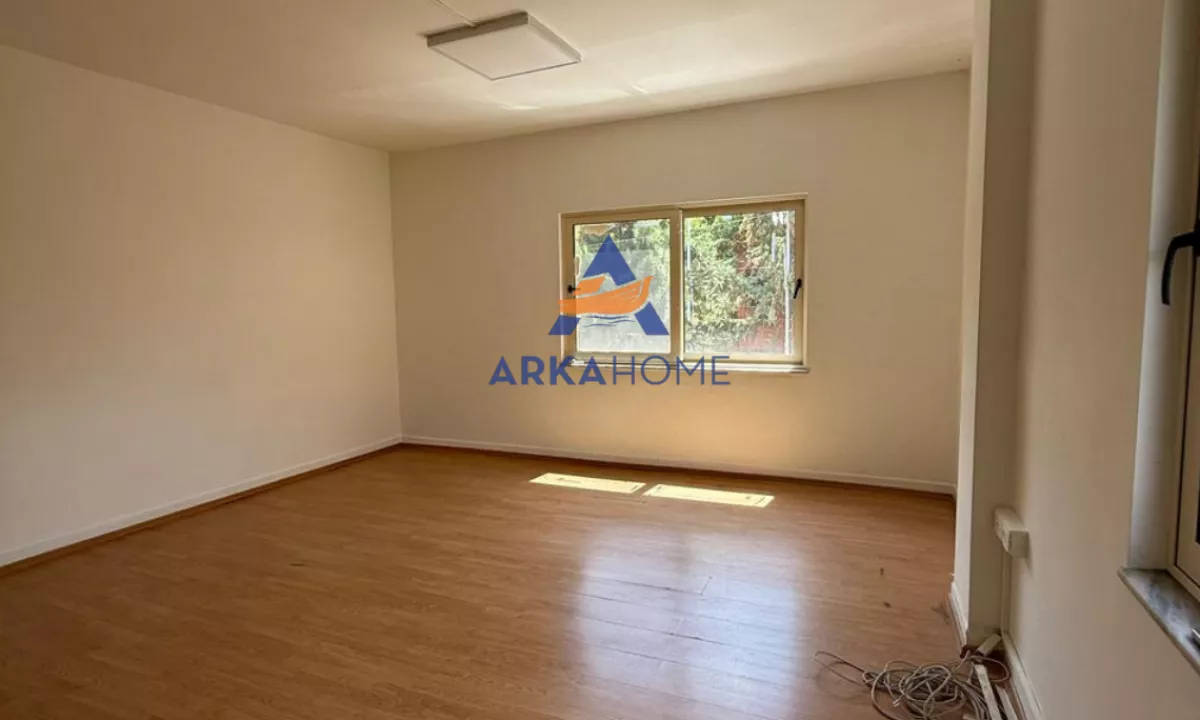 JEPET ZYRE ME QERA 150M2 3+1+2 BALLKONE "PRANE CREDIN BANKS,STADIUMI DINAMO" 1500 EURO.