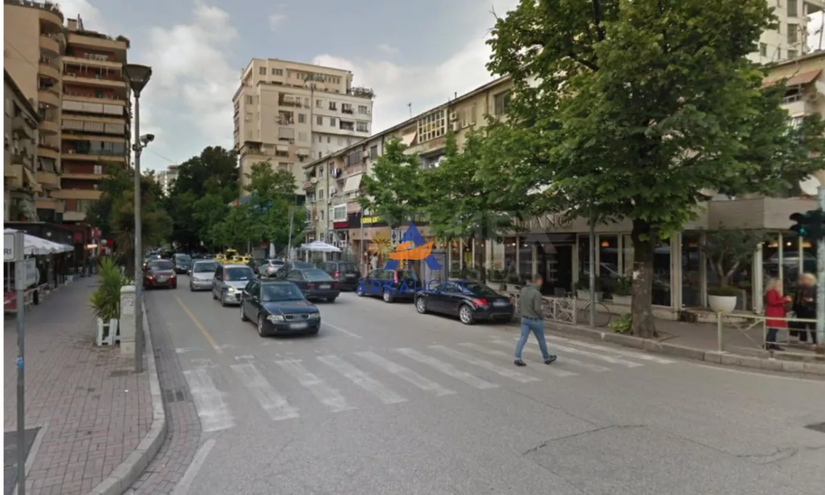 JEPET ME QERA DYQAN KOMERCIAL 300M2 "BLLOK ,RRUGA ABDYL FRASHERI " 7000 EURO.