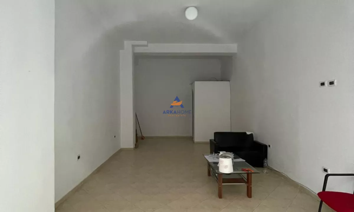 SHITET DYQAN 30M2 "MARKET DIAMBE,UNAZA E RE" 85.000 EURO.
