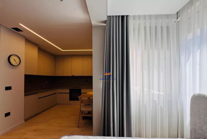 SHITEN 3 APARTAMENTE SË BASHKU 3+1+BALLKON “PAZARI I RI” 365.000 EURO.