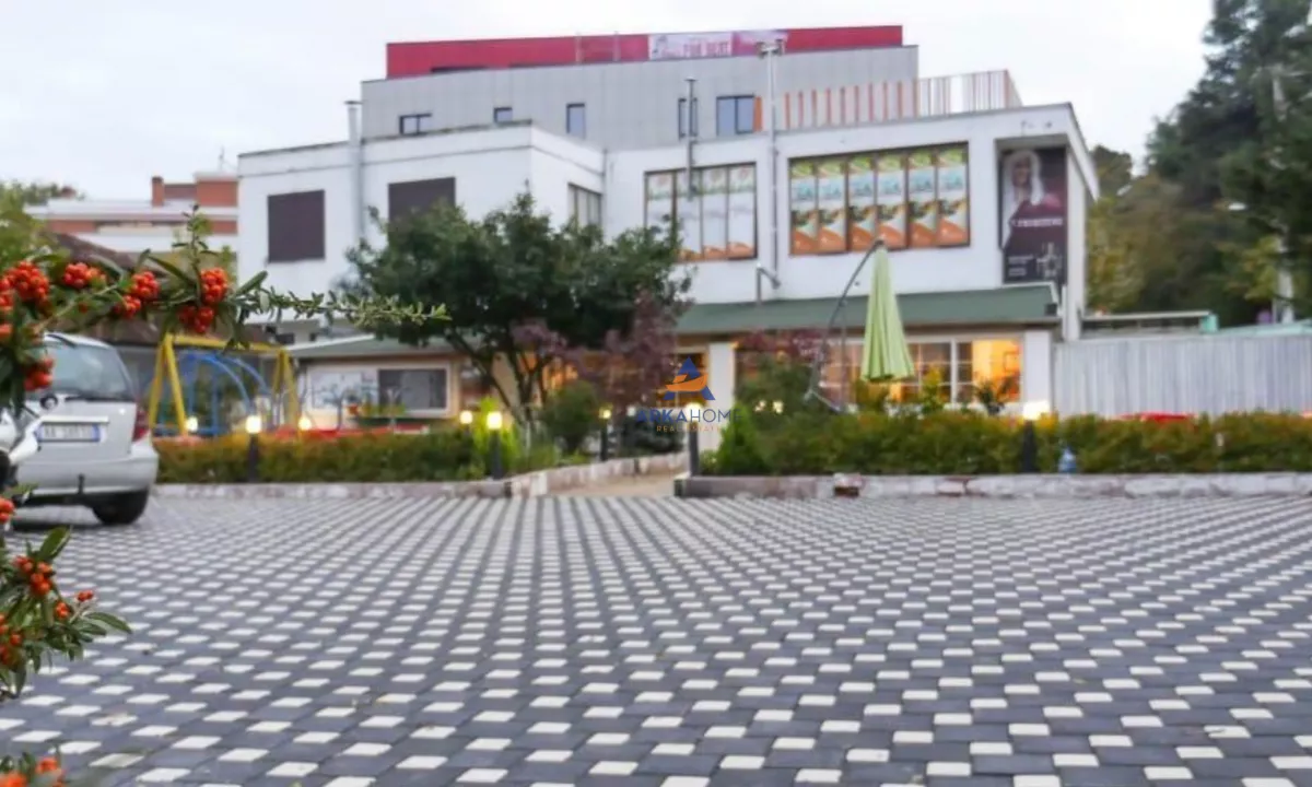 JEPET GODINE 2-KATESHE ME QERA 1000M2 “SAUK” 2000 EURO.