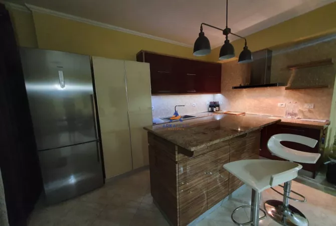 Shtepi me qera Apartament ne Tirane, 3+1, Mobilimi E mobiluar, Pagesa 800  Euro.