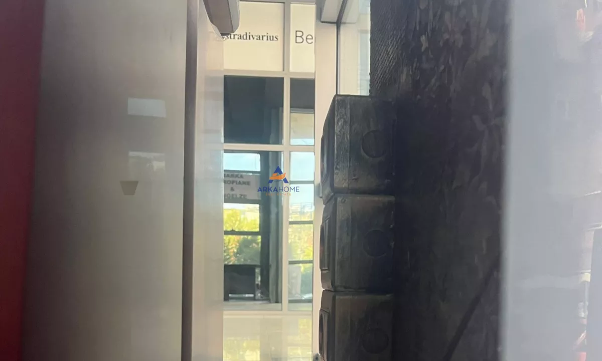 JEPET ME QERA DYQAN 64M2 "ZOGU I ZI" 1000 EURO.