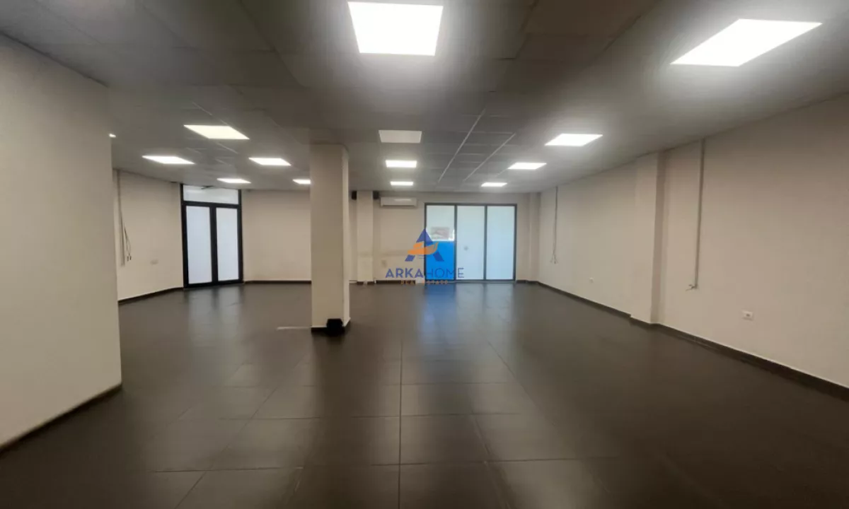 JEPET AMBJENT ME QERA 200 M2 TE "KOPSHTI ZOOLOGJIK" 2000 EURO