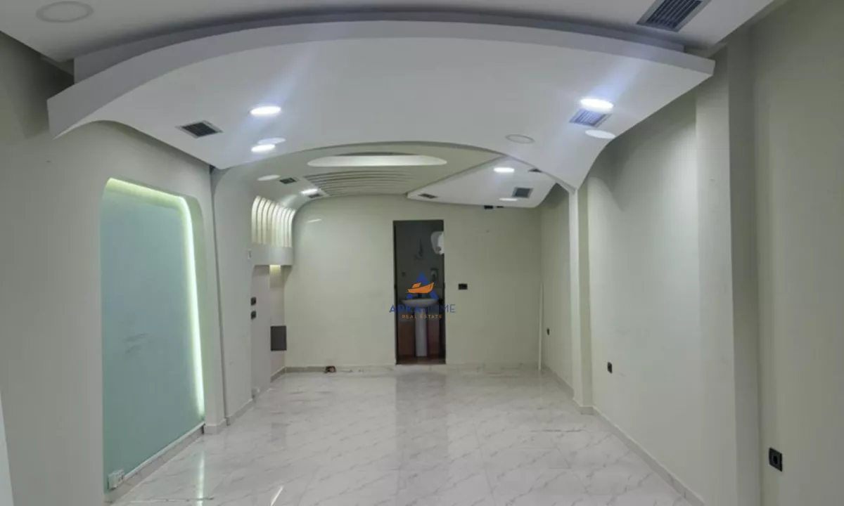 JEPET ME QERA AMBIENT BIZNESI 40M2 "RRUGA MINE PEZA " 50.000 LEKE.