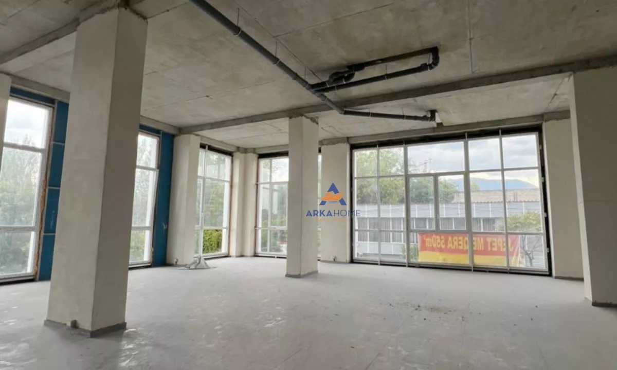 JEPET ME QERA AMBIENT BIZNESI 550M2 "BULEVARDI I RI" 2700 EURO.