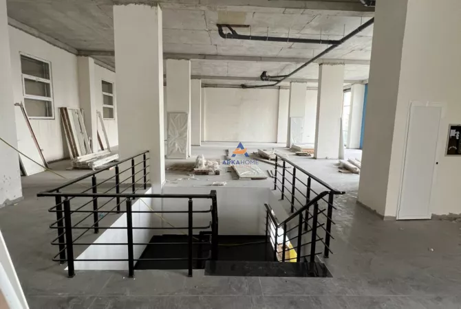 JEPET ME QERA AMBIENT BIZNESI 550M2 "BULEVARDI I RI" 2700 EURO.