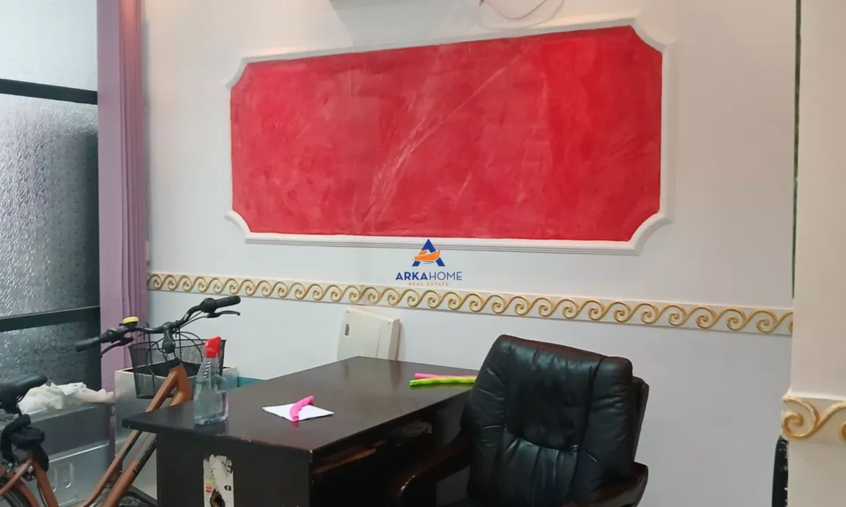 JEPET ZYRE ME QERA 48M2 "21 DHJETORI" 450 EURO.