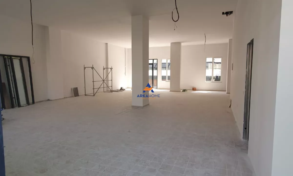 JEPET ME QERA AMBIENT BIZNESI 220M2 TE "RRUGA ALI SHEFQETI" 4200 EURO