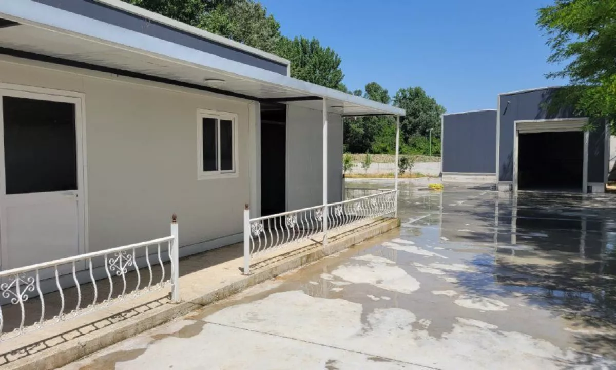 JEPET KAPANON ME QERA 350M2 "PRANE AEROPORTIT, RINAS" 1500 EURO