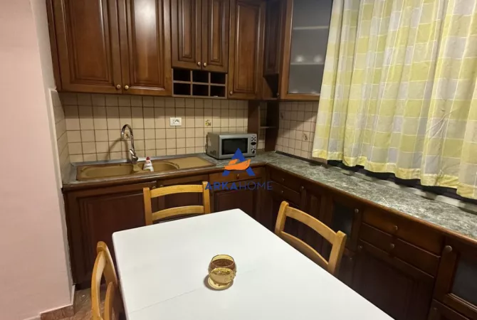 Shtepi me qera Apartament ne Tirane, 2+1, Mobilimi E mobiluar, Pagesa 650  Euro.