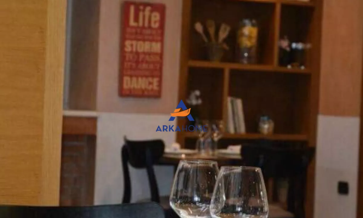 JEPET ME QERA RESTORANT 157 M2 "PRANE SHKOLLES QEMAL STEFA, ZOGU ZI" 2200 EURO