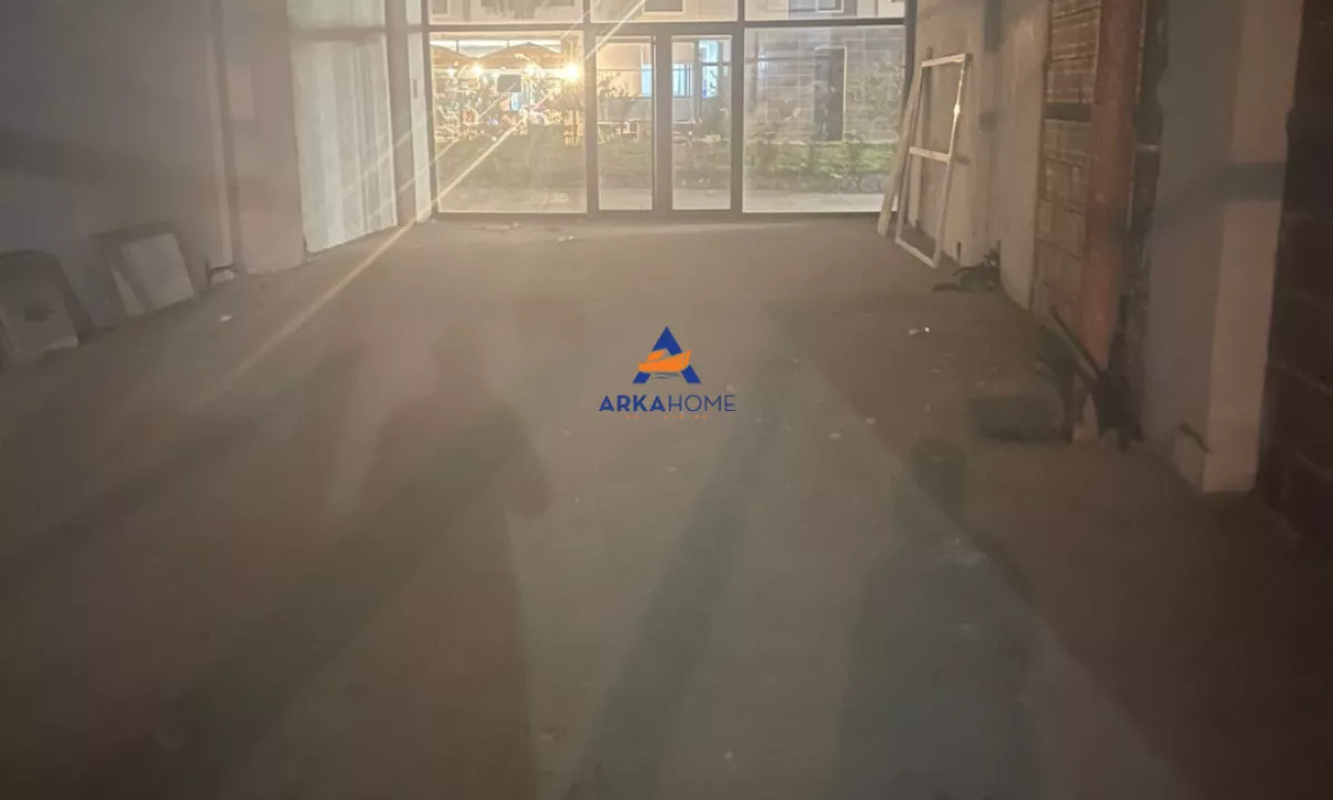 JEPET ME QERA AMBIENT BIZNESI 115M2 "TE REPORT TV,ISH PARKU I AUTOBUZAVE" 1.00.000 LEKE