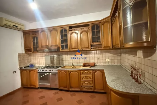 JEPET ME QERA 2+1+BALLKON "PRANE UET, PORCELAN" 450 EURO