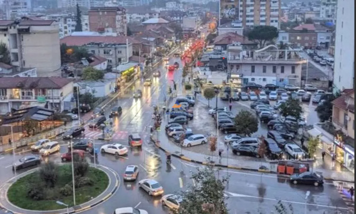 JEPET ME QERA AMBIENT BIZNESI 25M2 "RRUGA TISH DAHIA, KOMUNA E PARISIT" 700 EURO